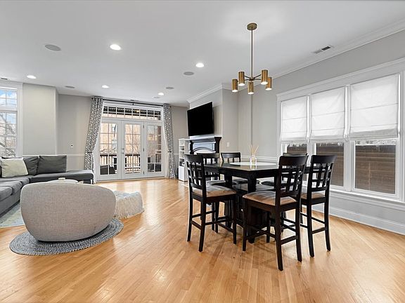 2nd image of 723 W Diversey Pkwy #3E