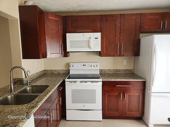 4th image of 10293 NW 33rd St