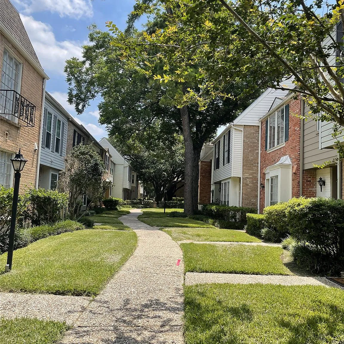 2 bed, 2.5 bath, 1385 sqft, $2,000 — Photo 2