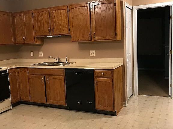 4th image of 584 Yorkshire Sq #25