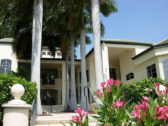 Our spectacular clubhouse awaits you!