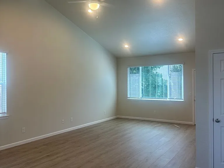 660 Fox Pointe Rd — Photo 1