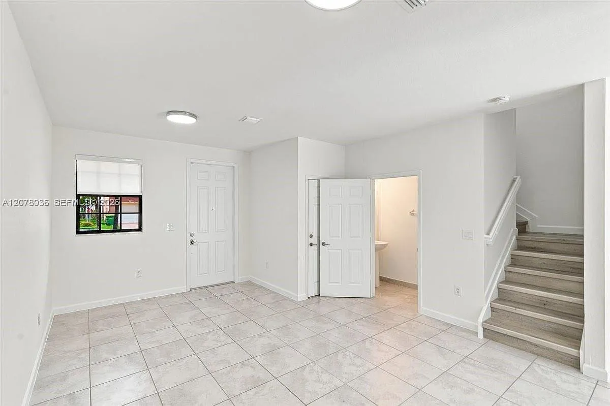 3 bed, 2.5 bath, 1705 sqft, $2,400 — Photo 3