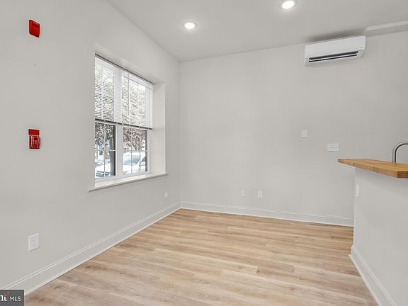 4th image of 2046 E Huntingdon St #1F