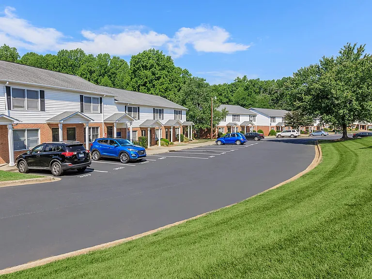 Belmont Heights Apartments & Townhomes — Photo 8