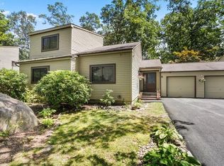 8 Linden Dr, Highland Mills, NY 10930