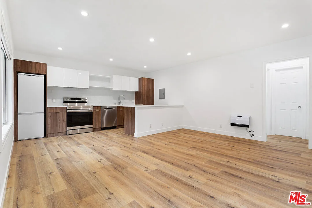 1 bed, 1.0 bath, 576 sqft, $3,000 — Photo 2