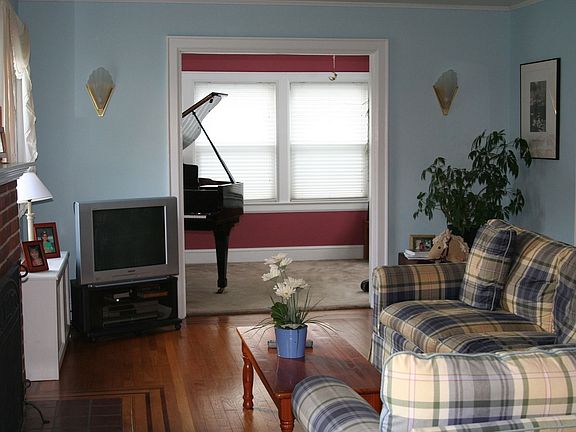 Large Livingroom with Brick Fireplace