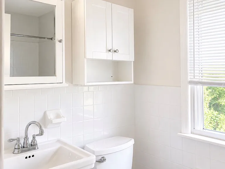 24 Hobart Ln #24 — Photo 3