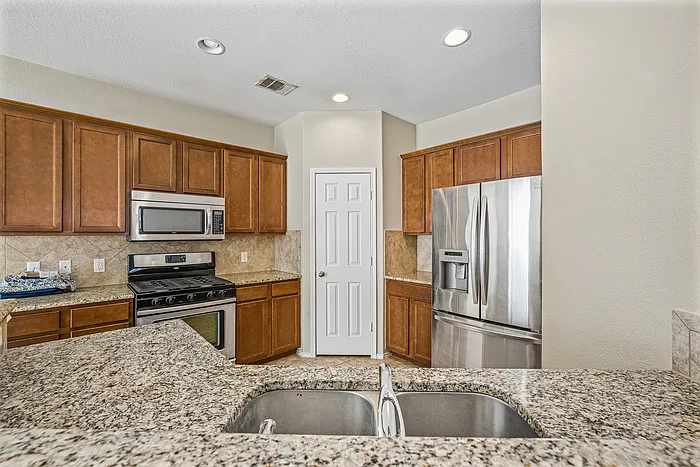 4 bed, 2.0 bath, 1912 sqft, $2,045 — Photo 2