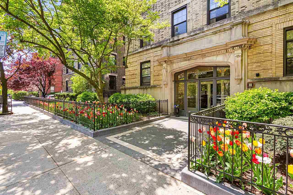 Building Photo - 1000 Hudson St #111