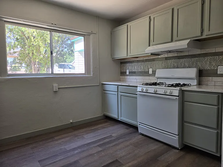 258 W Bonita St — Photo 4