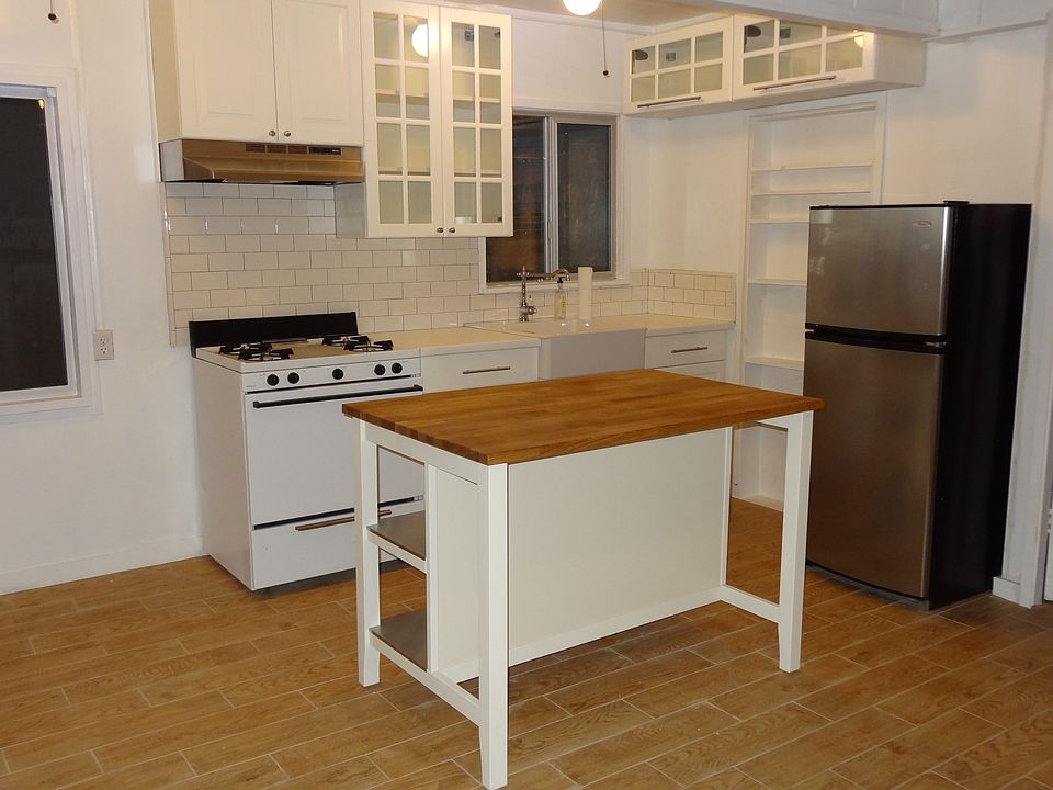 2nd image of 2152 Bacon St