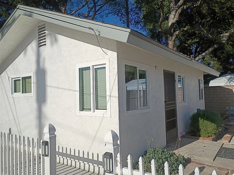 947 E Cypress Ave — Photo 2
