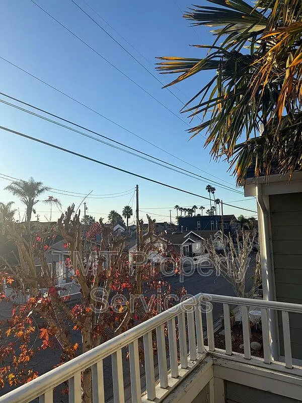 3 bed, 2.5 bath, 1443 sqft, $3,990 — Photo 2
