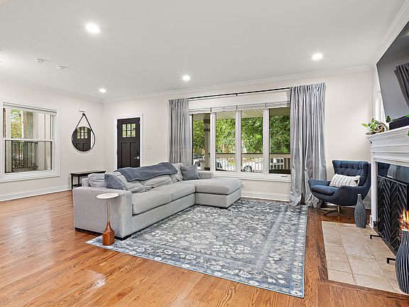 4th image of 6552 N Oxford Ave