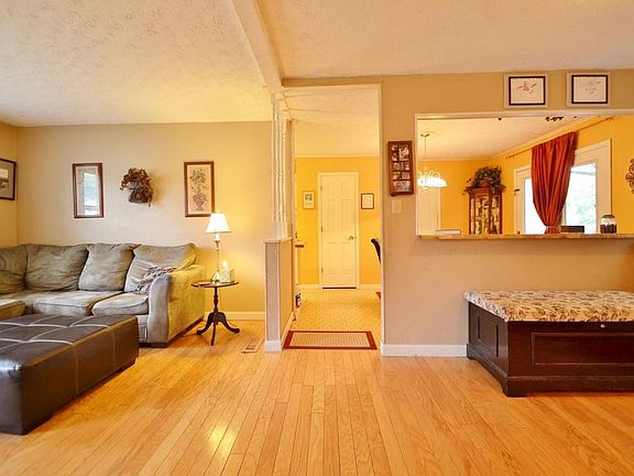 3rd image of 7225 Meadowbrook Cir