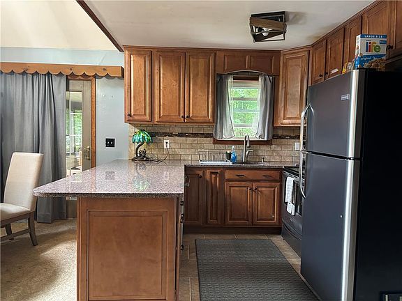3rd image of 74 Chapman Cir