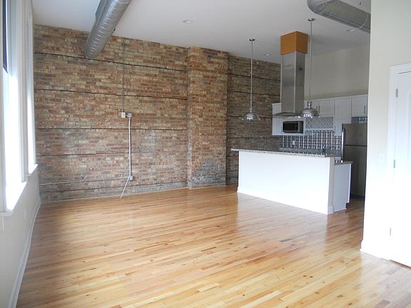 3rd image of 1526 Main St APT 8