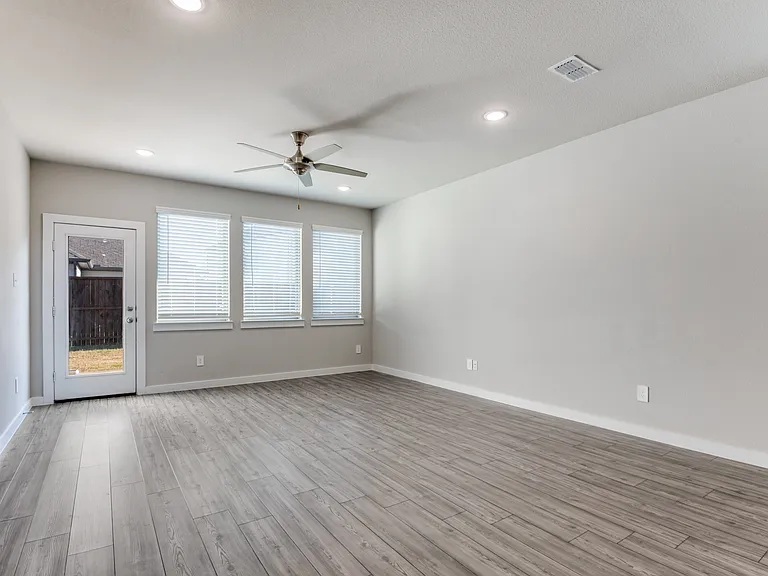 2412 Green River Rd — Photo 5