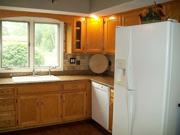4th image of 741 S Prairie Rd