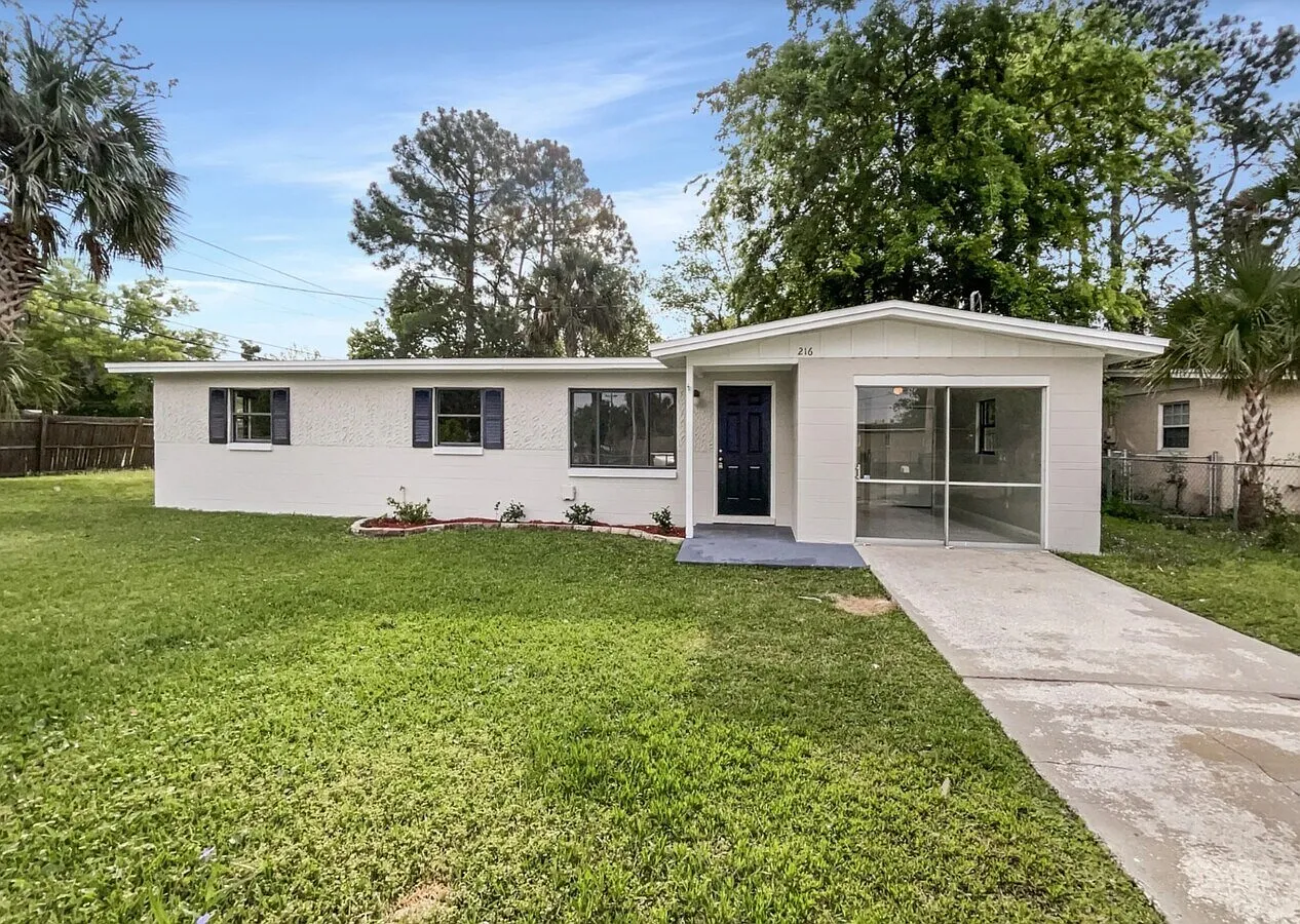 4 bed, 1.5 bath, 1016 sqft, $1,900 — Photo 1