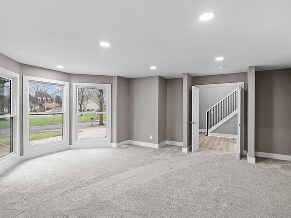 4th image of 10075 Hemlock Dr