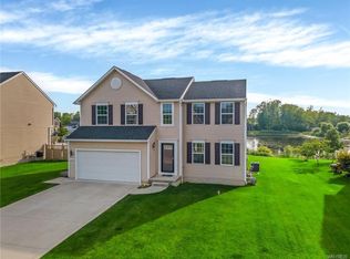 27 Middlebury Ln, Lancaster, NY 14086