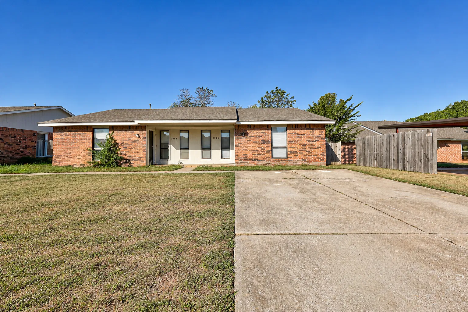 1006 Acacia Cir — Photo 2