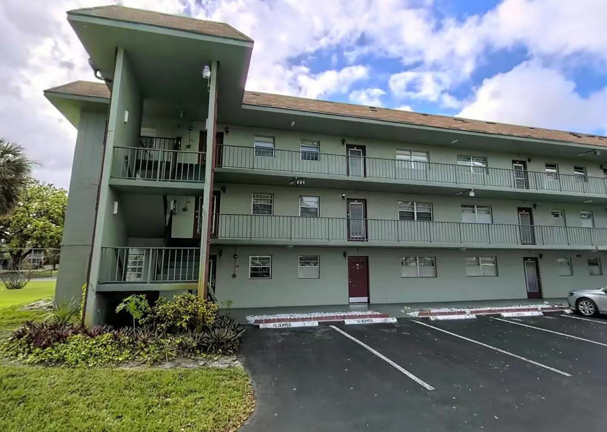 2 bed, 2.0 bath, 960 sqft, $2,200 — Photo 2