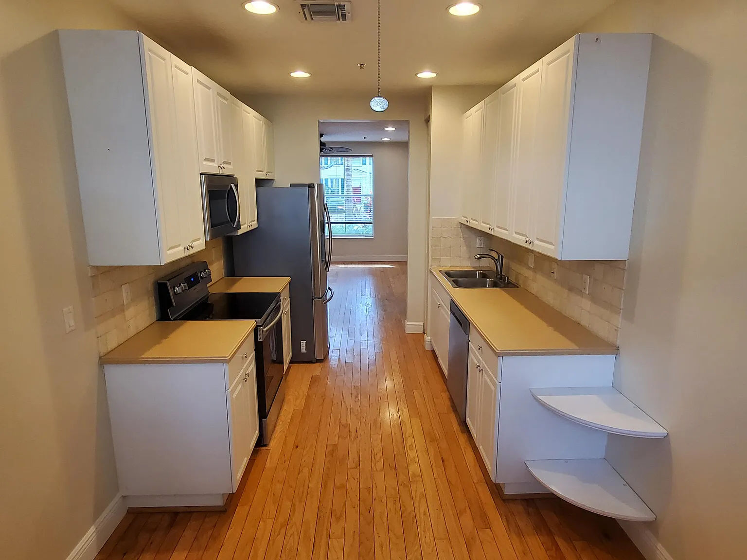 3 bed, 2.5 bath, 1290 sqft, $3,400 — Photo 4