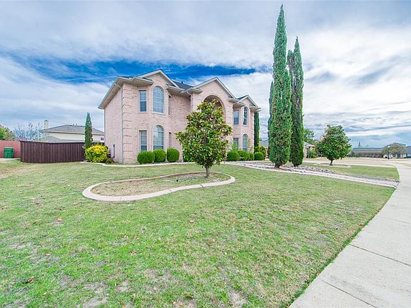 3rd image of 321 Fountain Dr