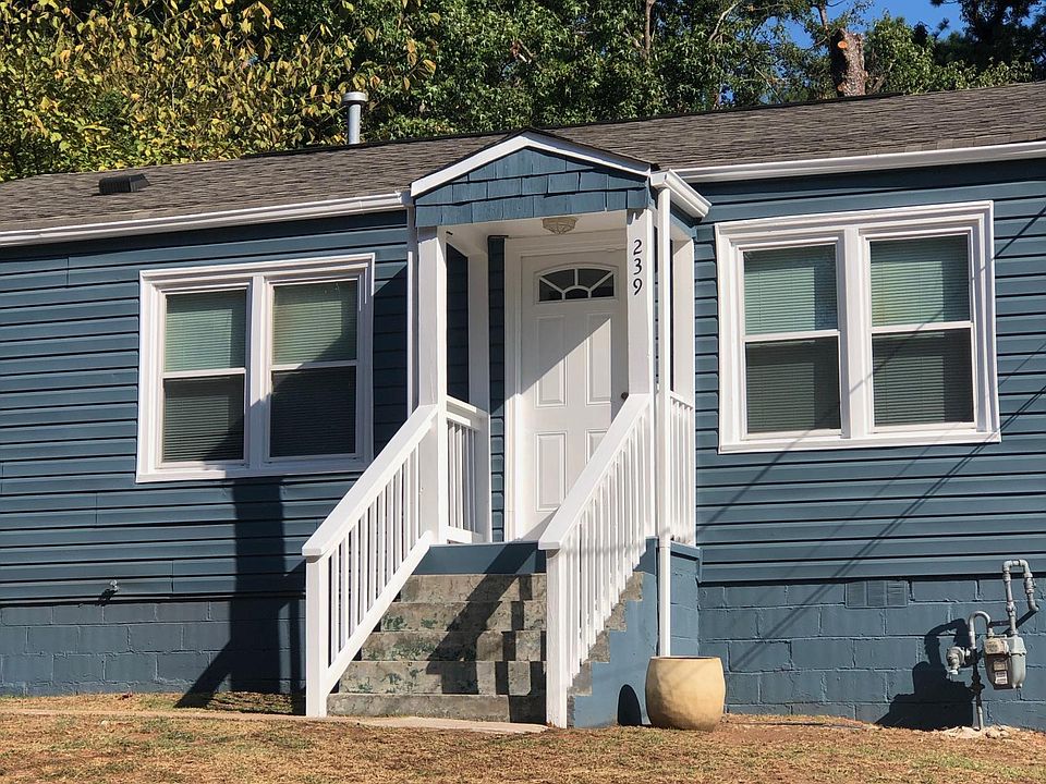 239 Maple Street located in the charming town of Hapeville. You are minutes away from 75S to downtown Atlanta, Delta Airlines Headquarters, Porches Headquarters and more. A must see!