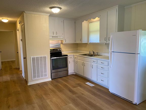 Plenty of cabinet space in this spacious eat-in kitchen!