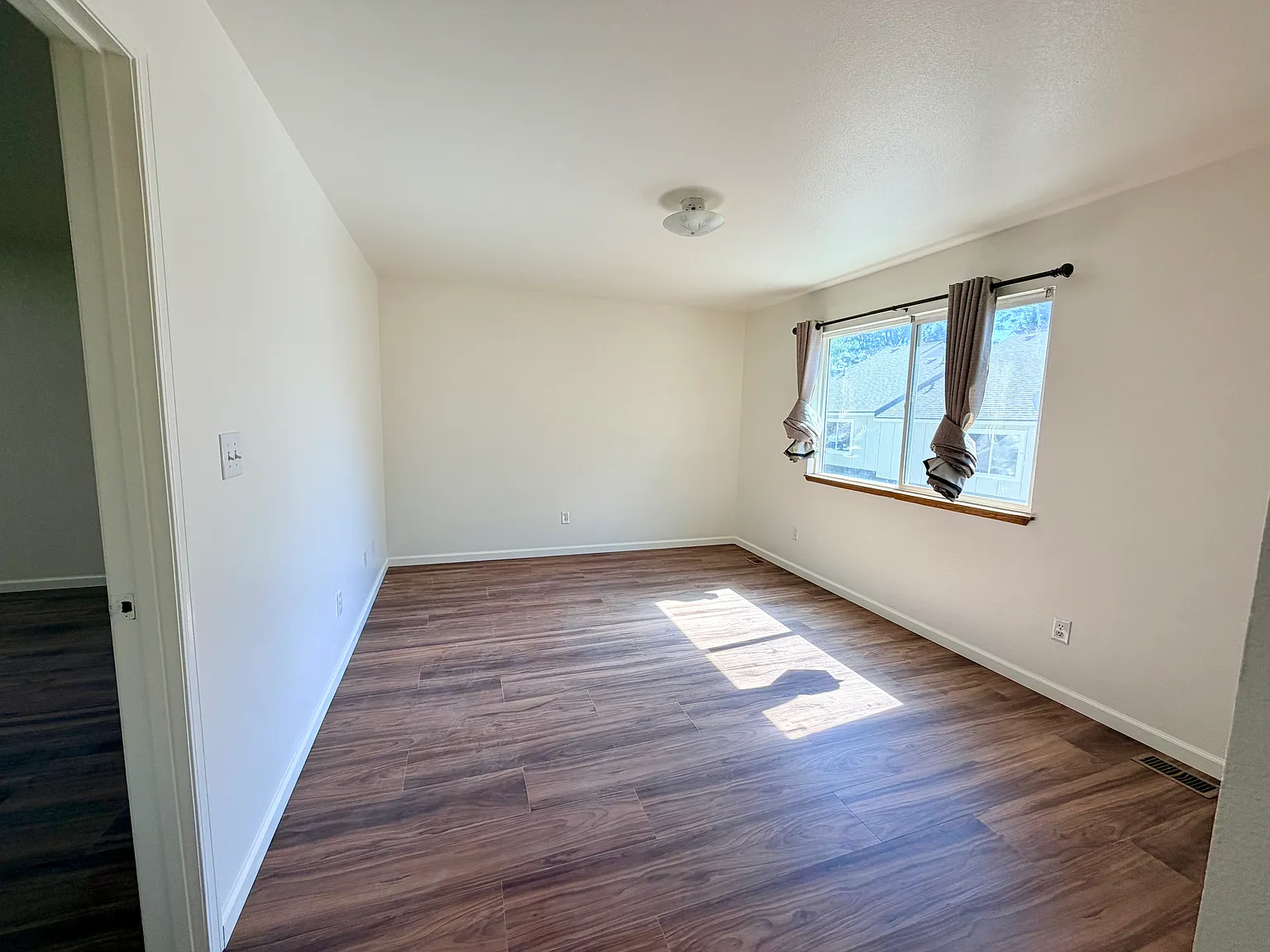 3 bed, 2.5 bath, 1684 sqft, $2,300 — Photo 4