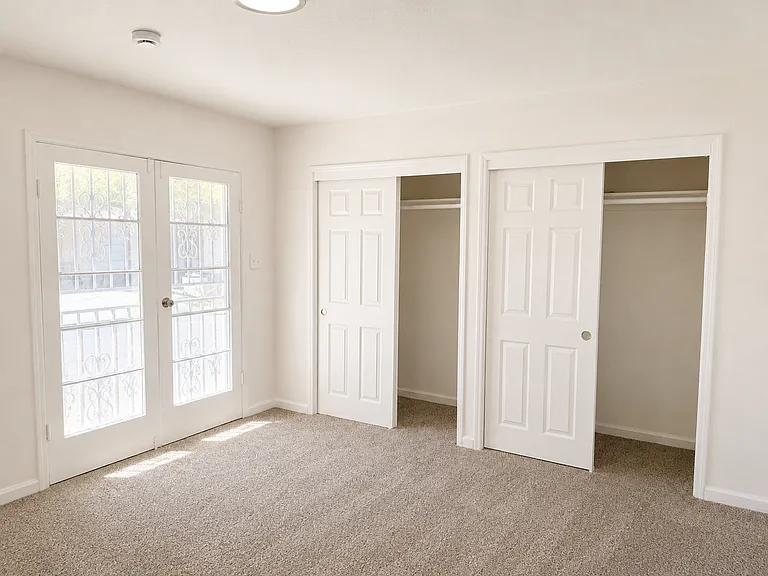 1021 E Cortland Ave — Photo 11
