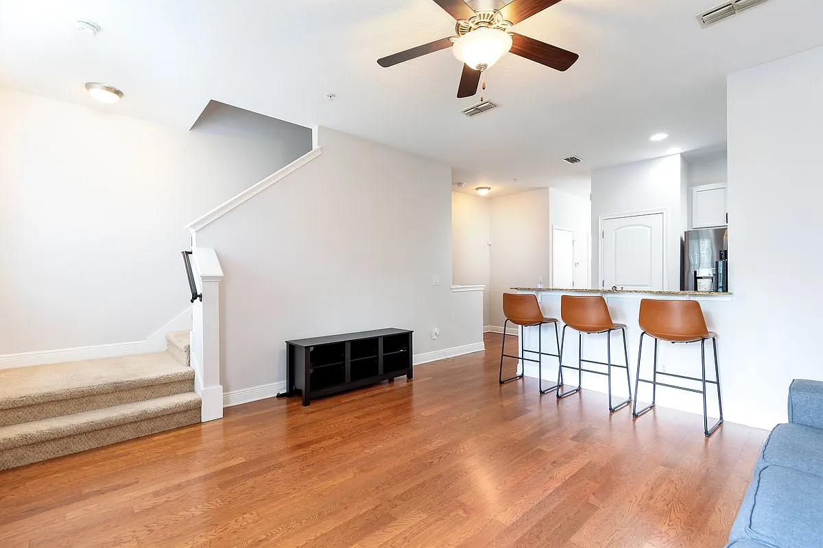 3 bed, 3.0 bath, 1589 sqft, $2,700 — Photo 4