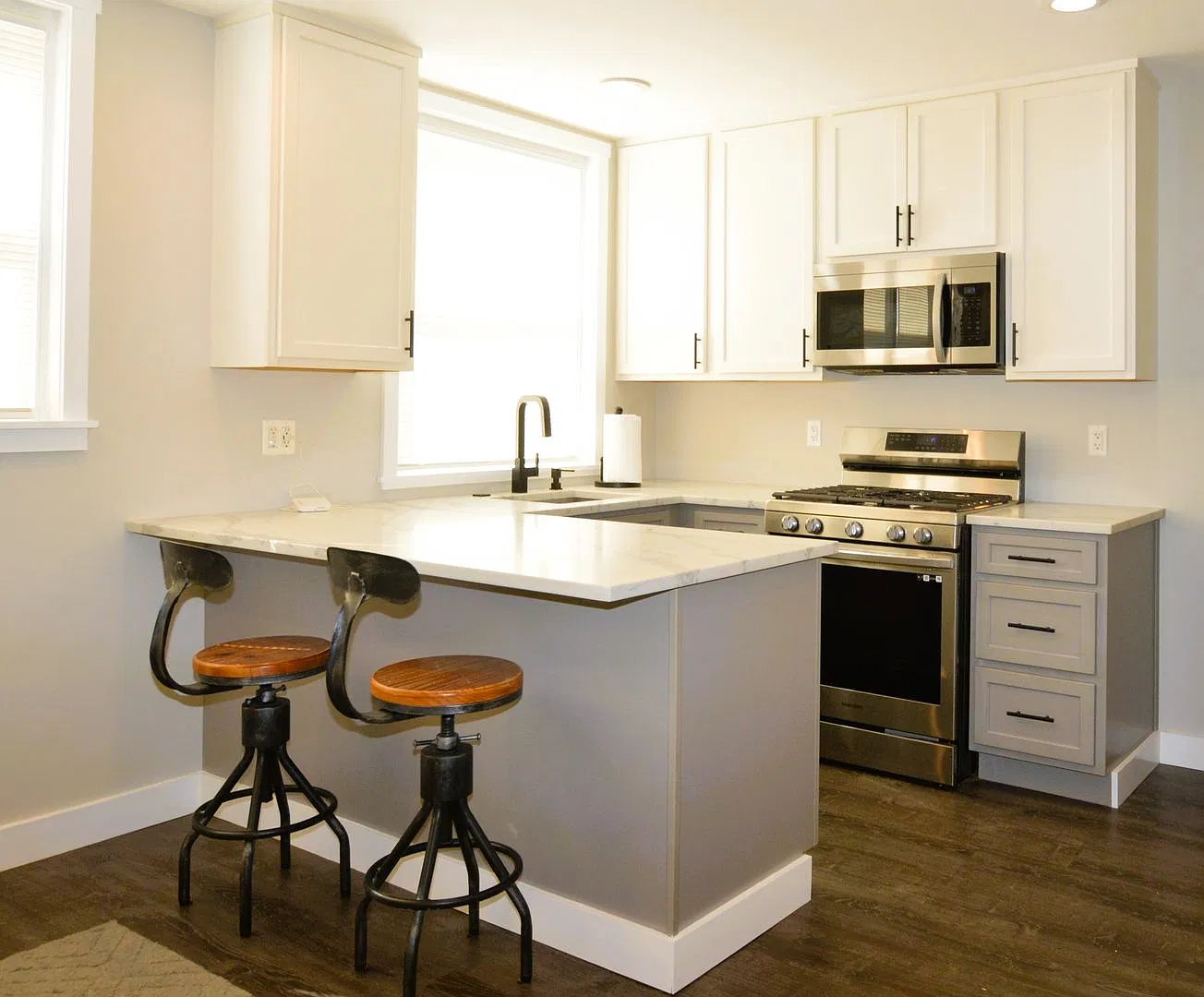 Beautifully Renovated 2-Bedroom Home with Garage Near Oxford Circle — Photo 3