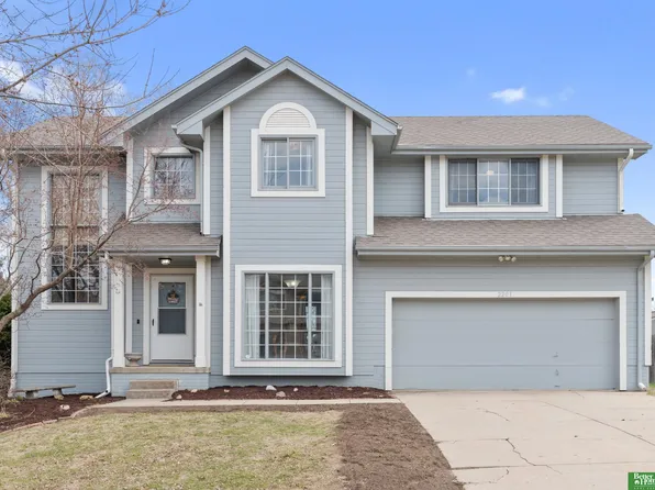 2201 Queen Dr, Papillion, NE 68046