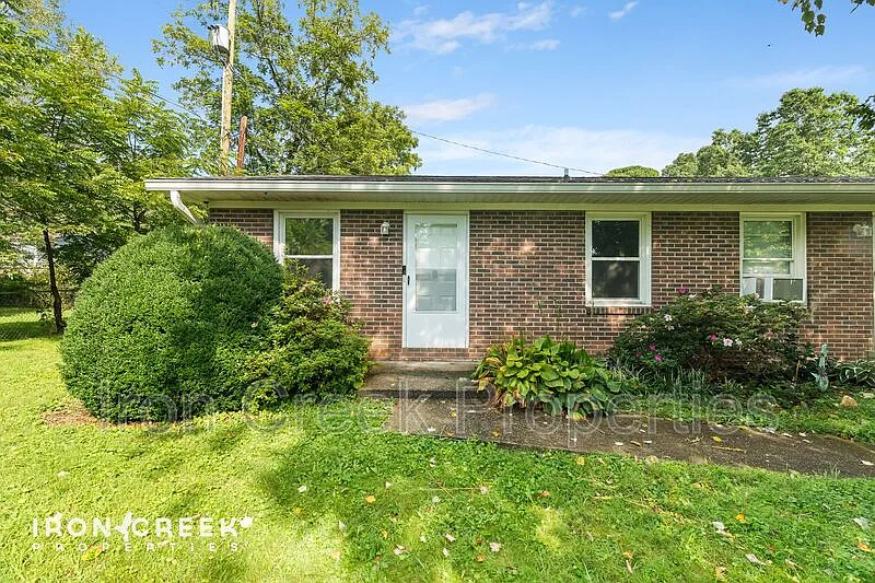 2 bed, 1.0 bath, 710 sqft, $1,295 — Photo 2