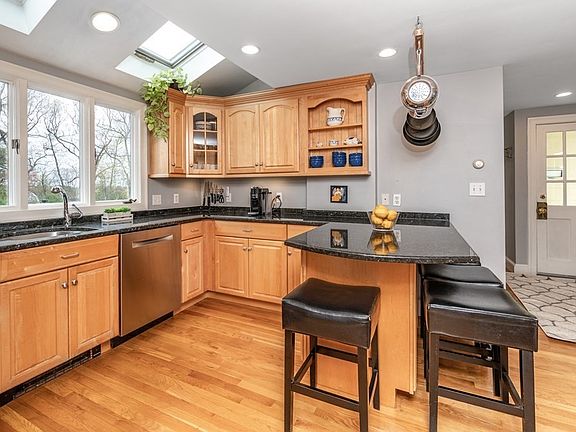 4th image of 42 Oakhurst Cir