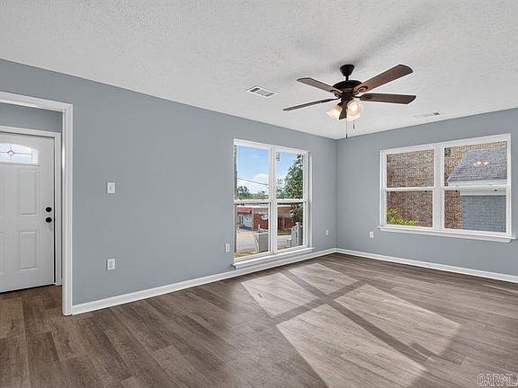 4th image of 305 S Main