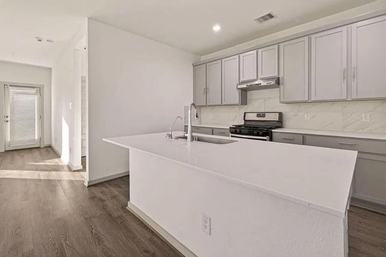 4 bed, 2.0 bath, 2344 sqft, $2,500 — Photo 4