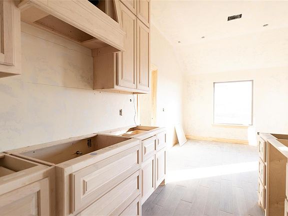5th image of 8224 Mountain Oak Dr