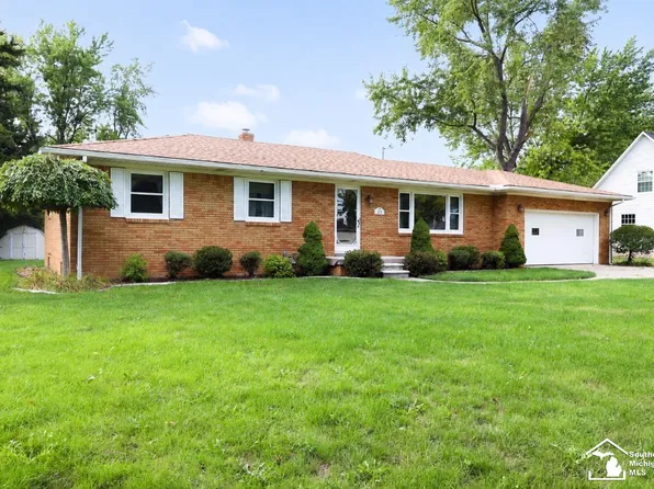 211 Bates Ln, Monroe, MI 48162