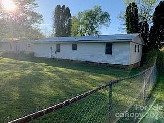 4th image of 706 Goldfinch Dr #2