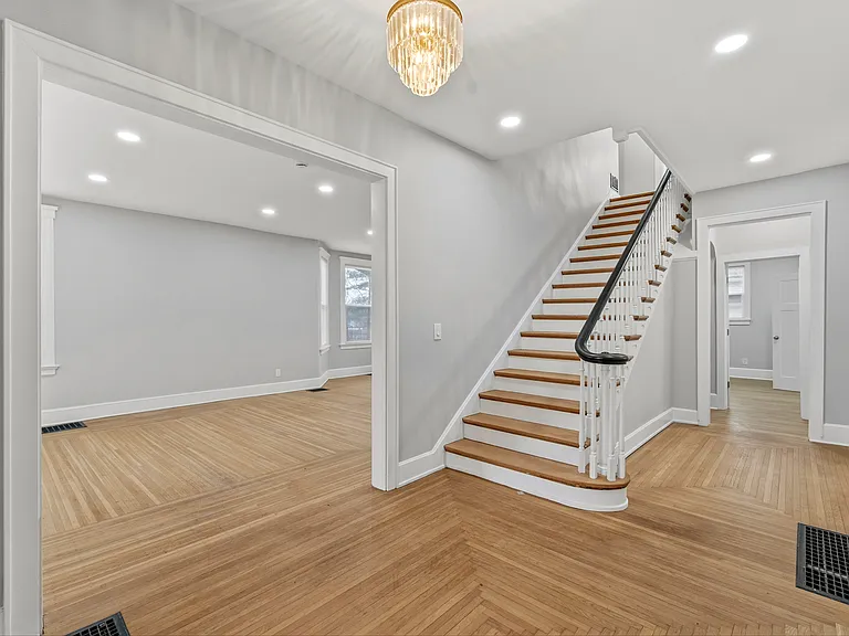 2978 Wardall Ave — Photo 31