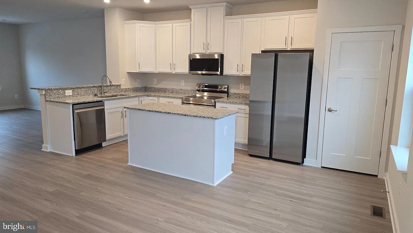 4 bed, 3.5 bath, 2100 sqft, $2,363 — Photo 1