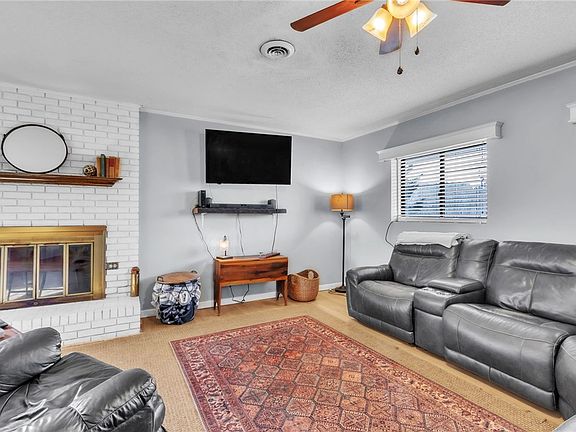 4th image of 139 Louise Dr