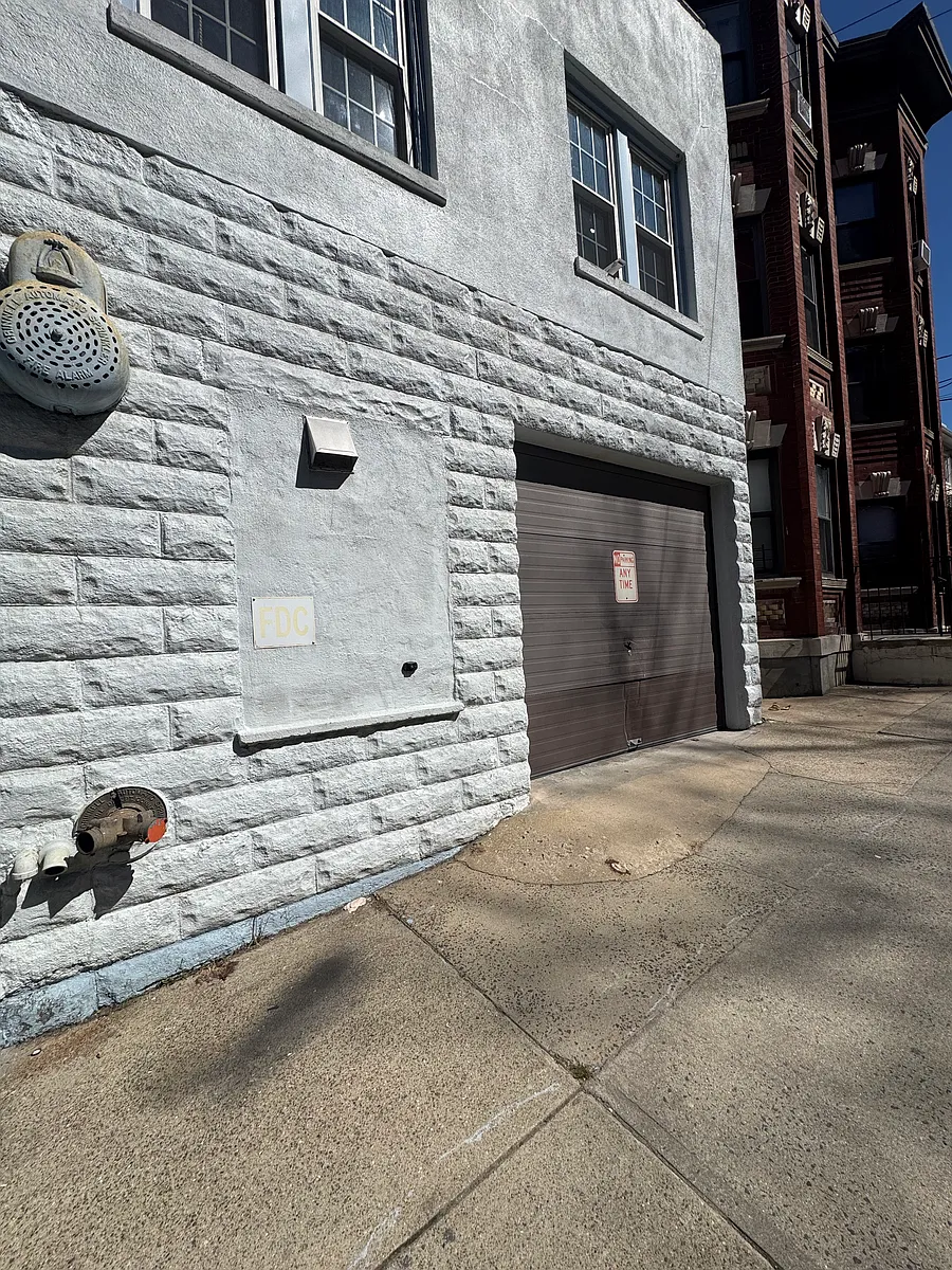 Building Photo - 144 Valley St
